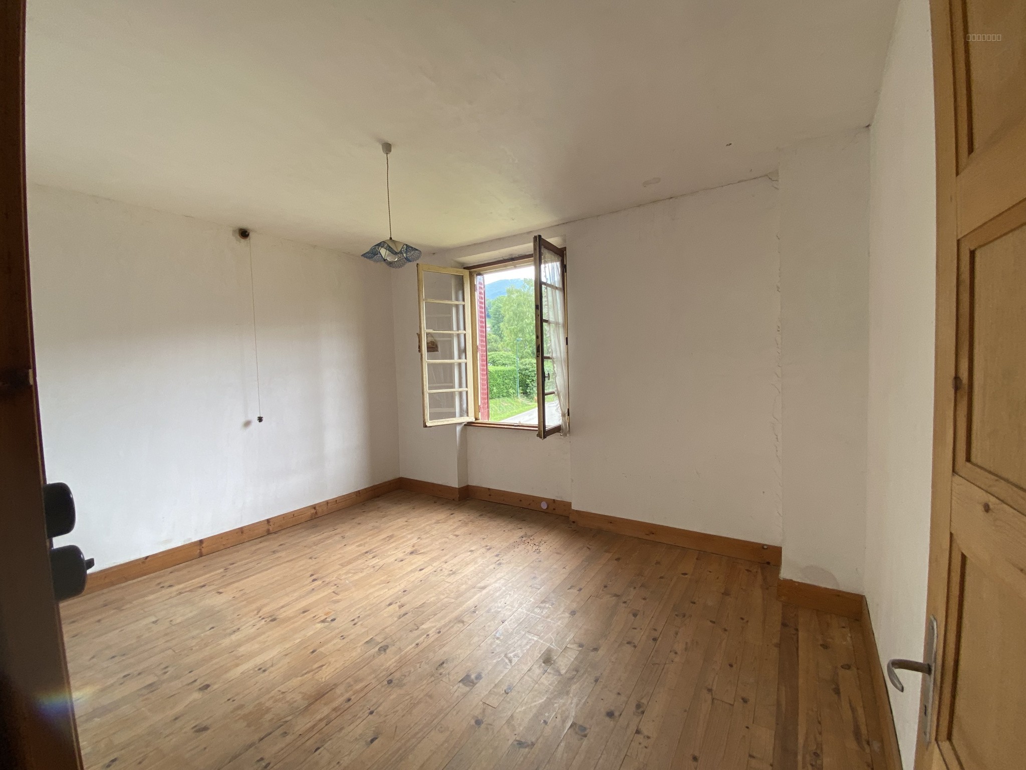 Bâtisse composée de 2 logements T3 de 65 m2 chacun à Champfromier — photo 3