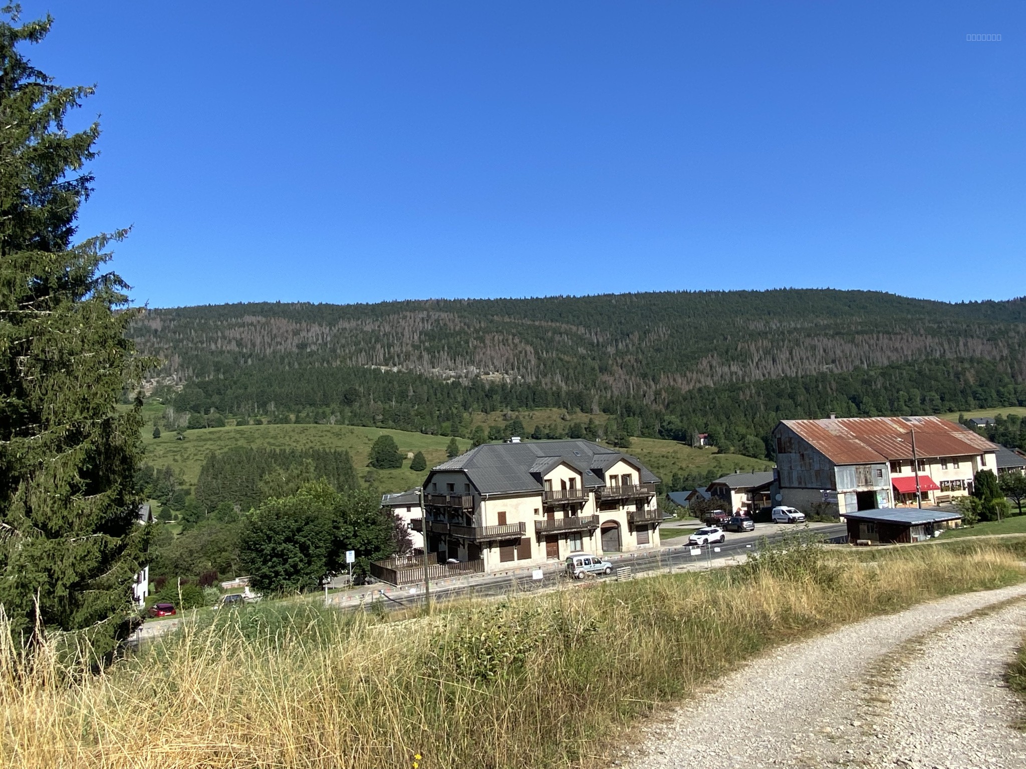 9 parcelles de terrain constructibles et viabilisées à Mijoux de 495 m2 à 736 m2. — photo 3