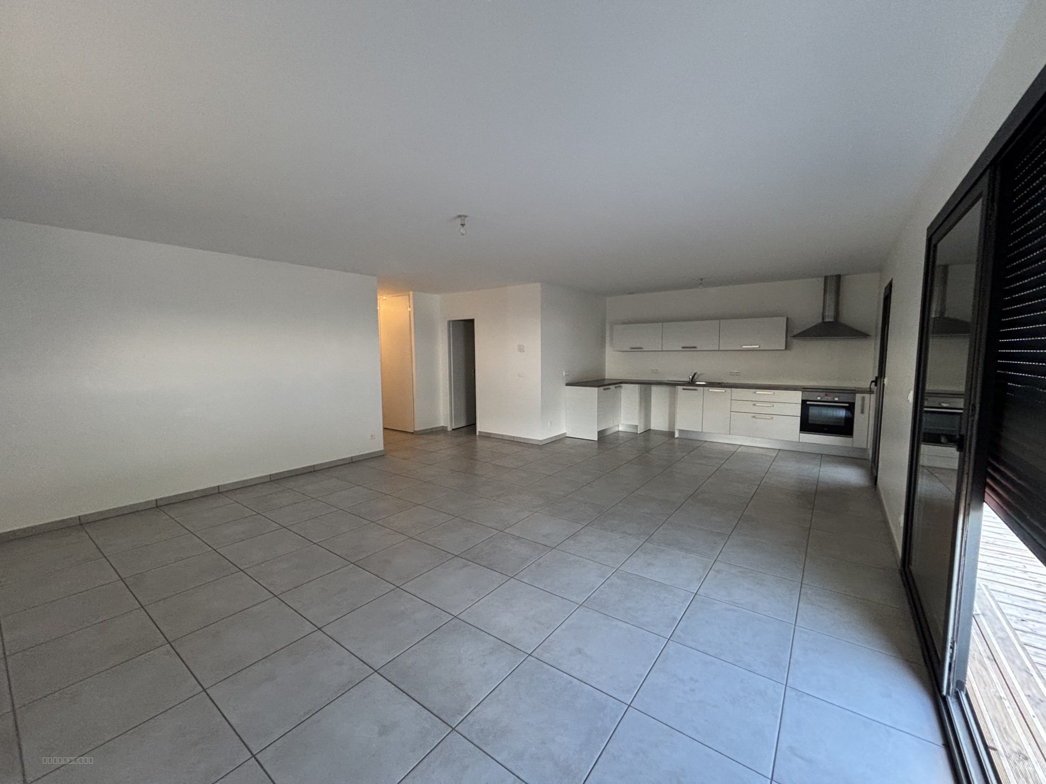 bâtiment commercial et industriel composé de 3 cellules et un appartement à Valserhône — photo 2