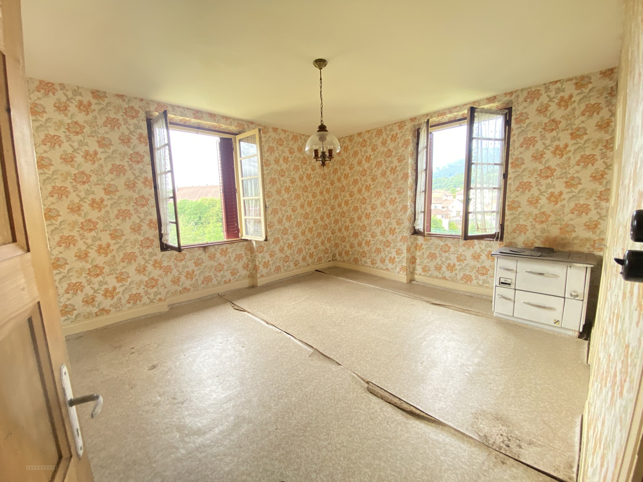 Bâtisse composée de 2 logements T3 de 65 m2 chacun à Champfromier — photo 2