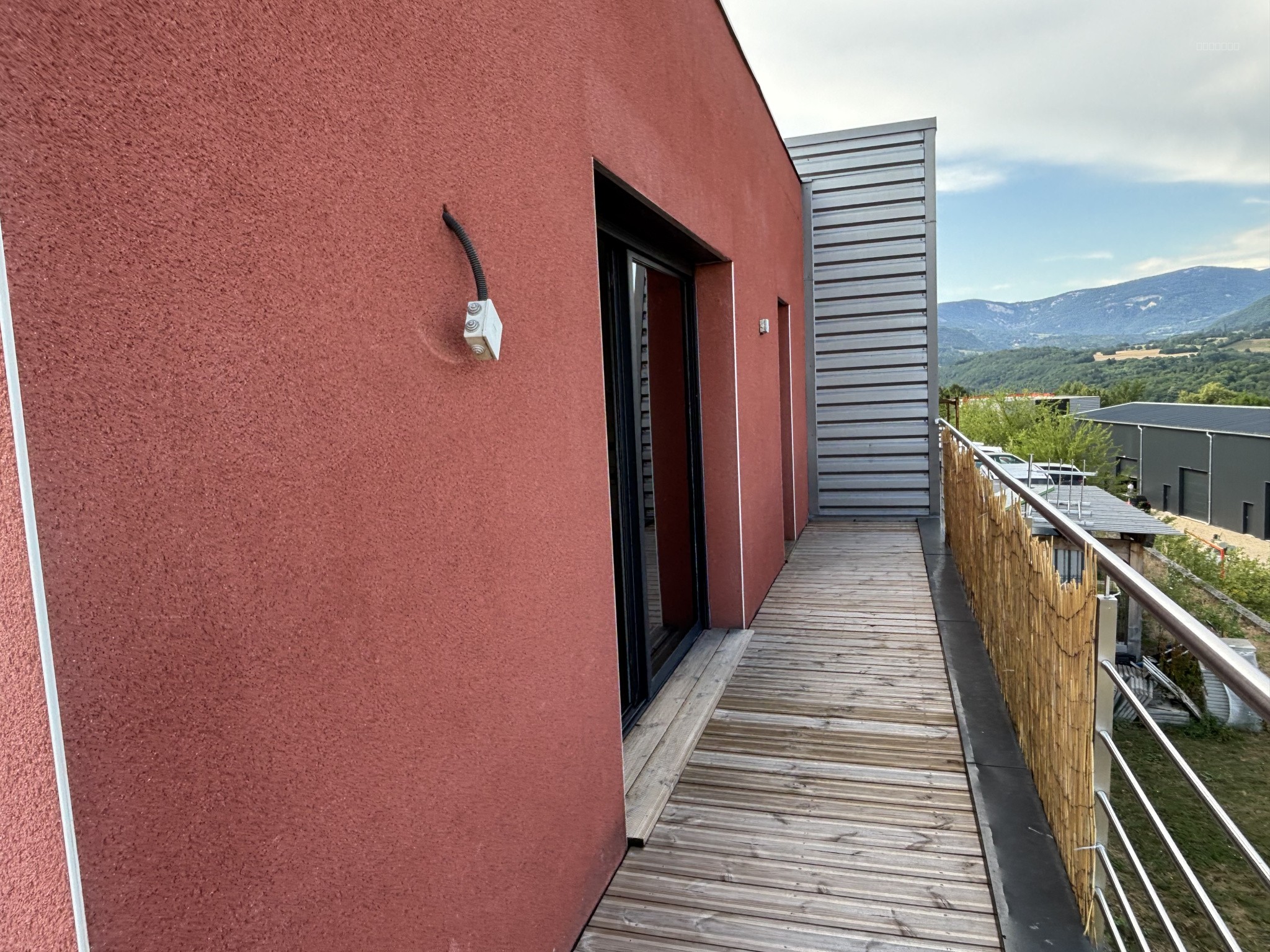 bâtiment commercial et industriel composé de 3 cellules et un appartement à Valserhône — photo 3
