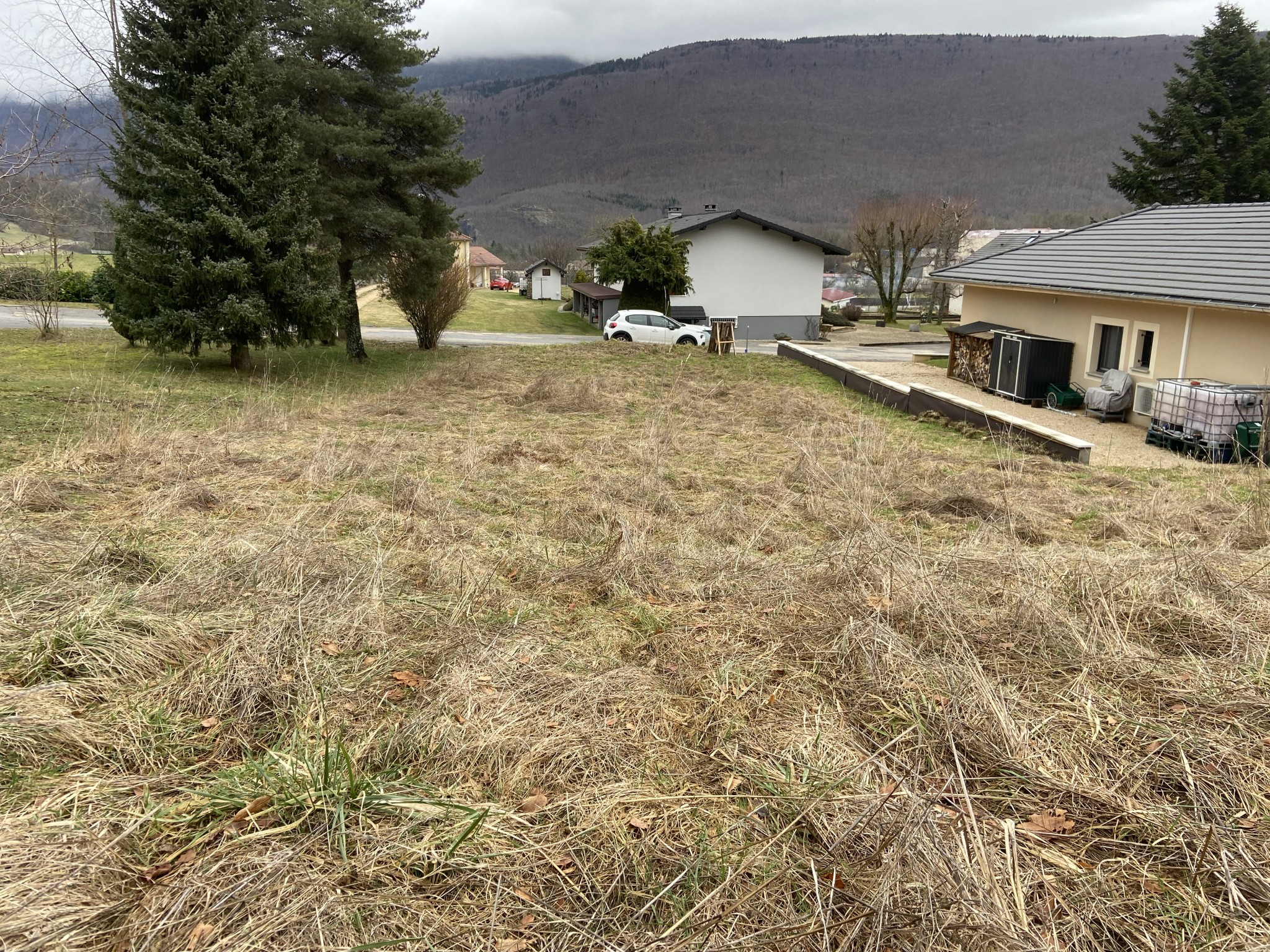 Terrain constructible et viabilisé de 1 365 m2 à Champfromier. — photo 1