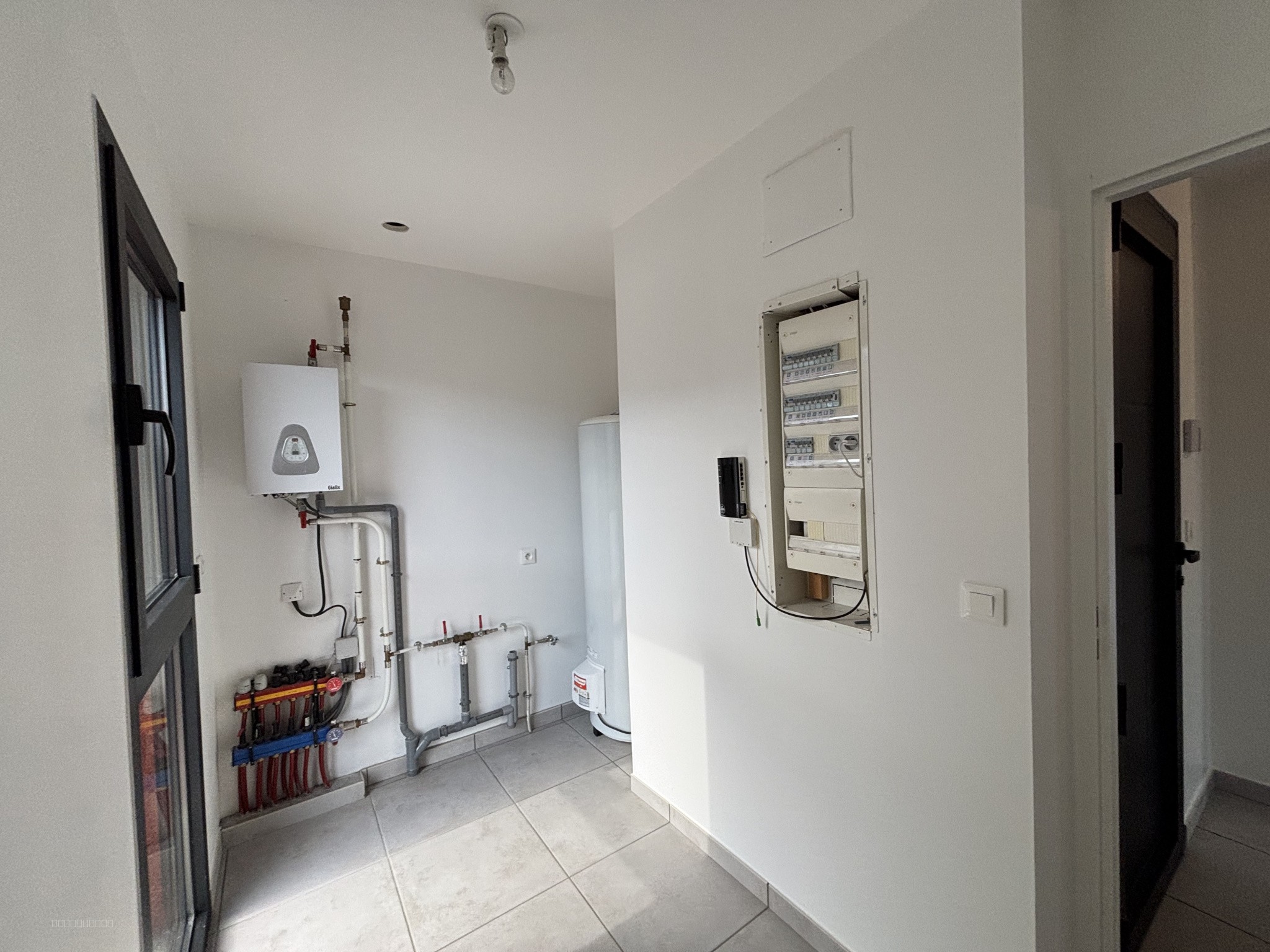 bâtiment commercial et industriel composé de 3 cellules et un appartement à Valserhône — photo 8