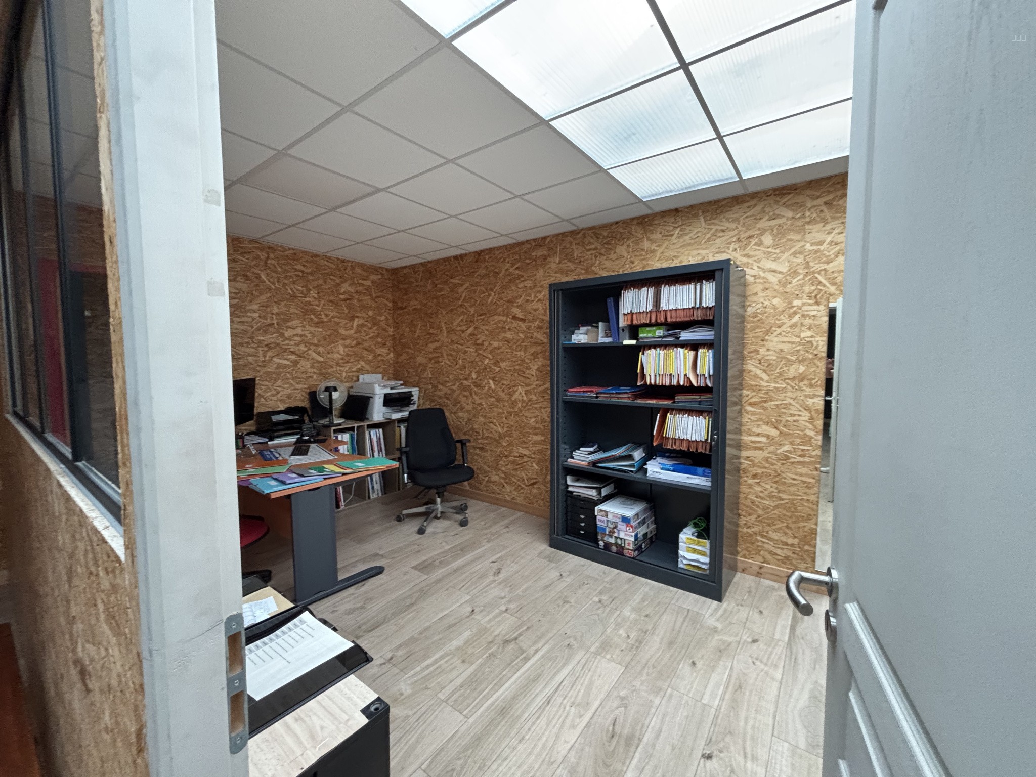 bâtiment commercial et industriel composé de 3 cellules et un appartement à Valserhône — photo 9