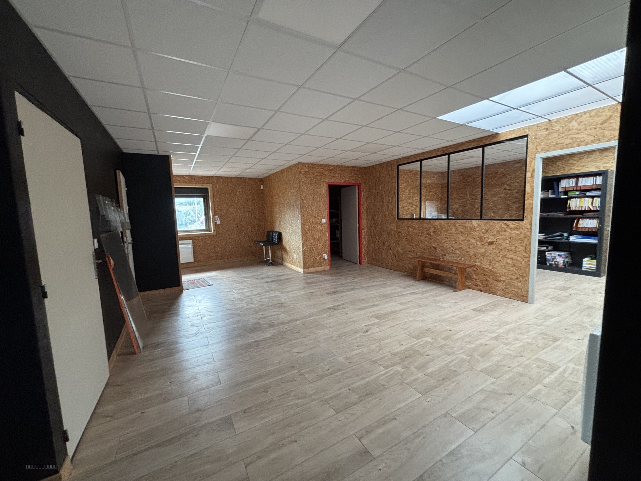 bâtiment commercial et industriel composé de 3 cellules et un appartement à Valserhône — photo 10