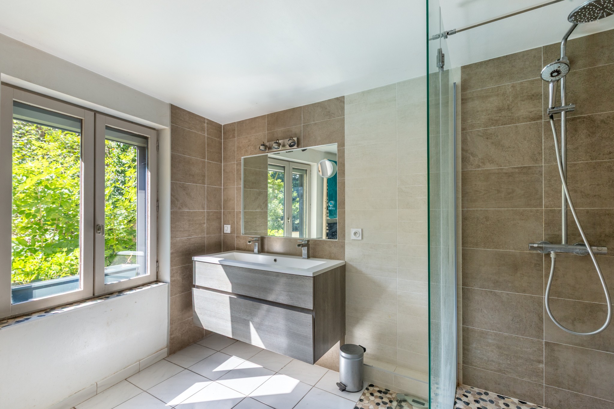 Maison de ville T7 de 245 m2 avec piscine et jardin - Vienne (38200) — photo 9