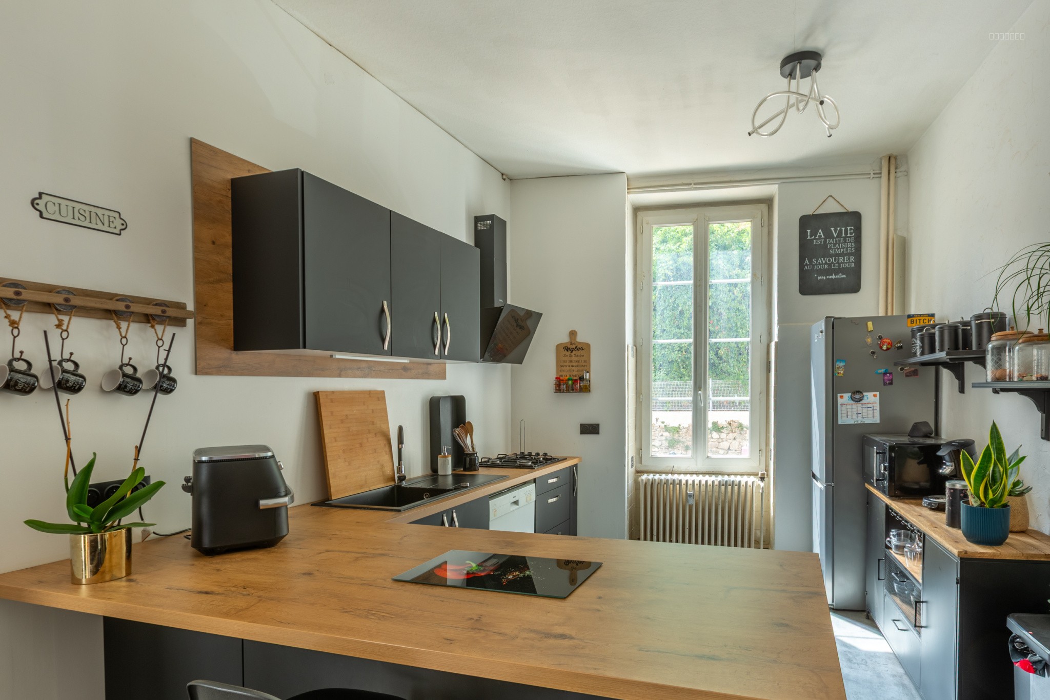 Lumineux T4 de 136 m2 avec stationnement cave et grenier — photo 7