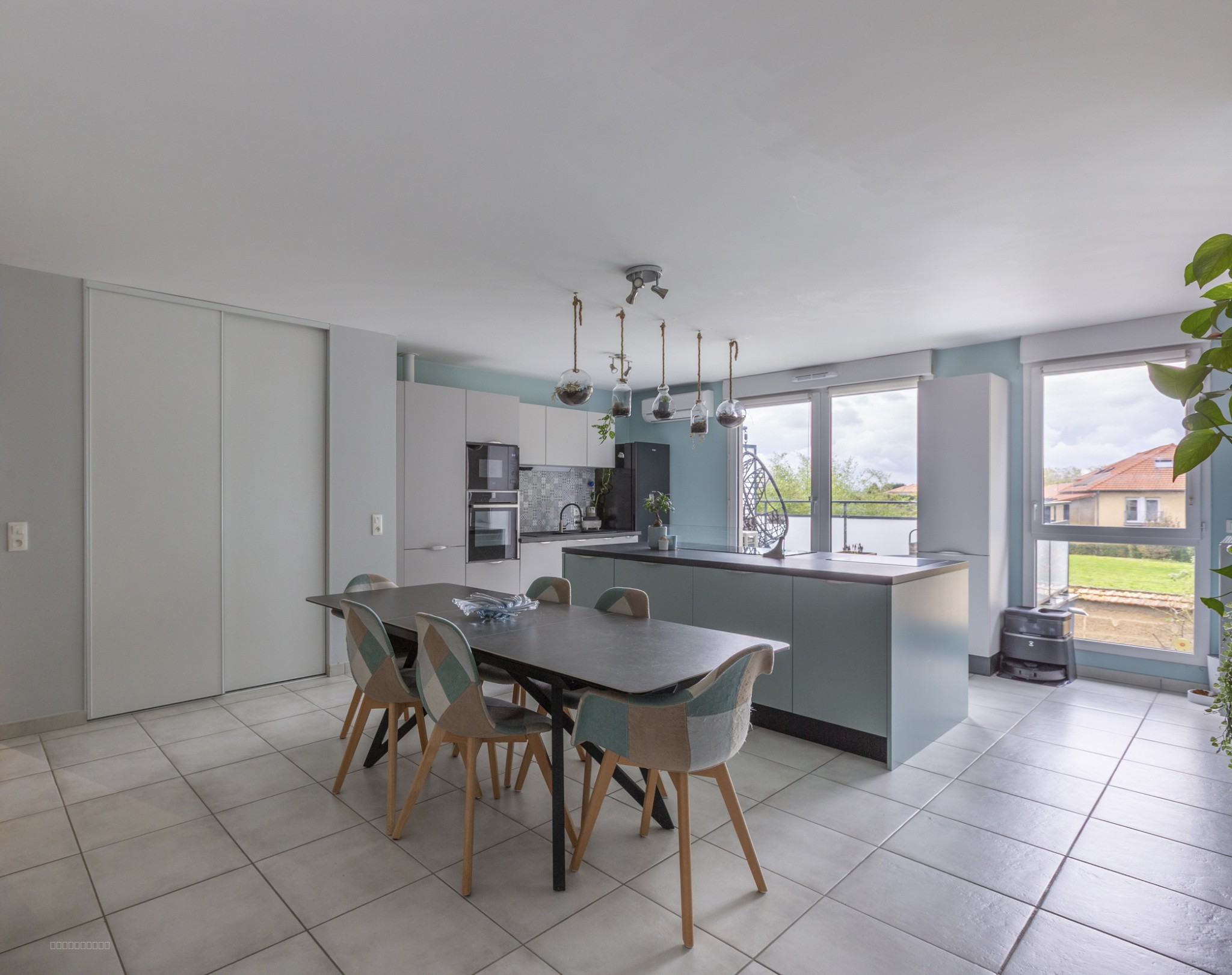 Appartement T5 récent avec terrasse et garage - Civrieux Centre — photo 2